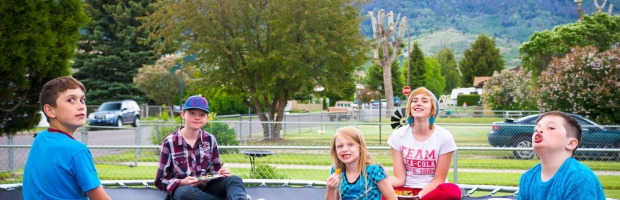 5 goûters hydratants à donner à vos enfants après une séance de sauts sur un trampoline Intersport