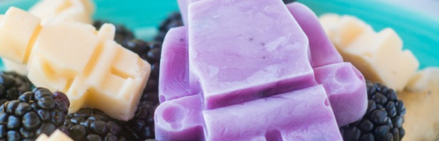 Energetische Snacks für Kinder, die auf einem kleinen Trampolin spielen
