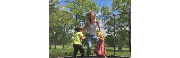 Gisèle Bündchen utilise le trampoline de ses enfants comme équipement de remise en forme