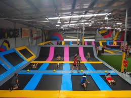 S’amuser dans un trampoline park Bordeaux : les règles de sécurité à connaître