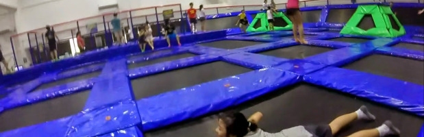 Trampolinpark Lyon: Im Sommer drinnen Spaß haben