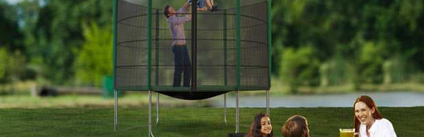 Die Bedeutung des Spielens im Freien auf einem billigen 305 cm Trampolin