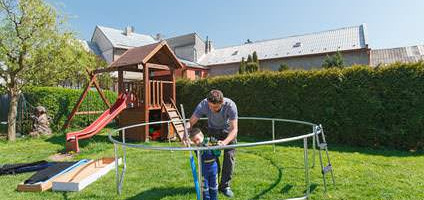 Hoe een trampoline op te bergen