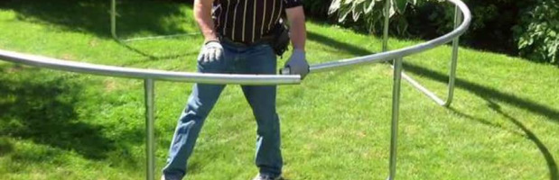 So bereiten Sie Ihren Garten vor und installieren ein Trampolin mit Netz