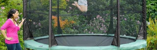 La parfaite aire de jeu résidentielle : un trampoline 3m et 3 accessoires pour faire de votre jardin un paradis pour les enfants