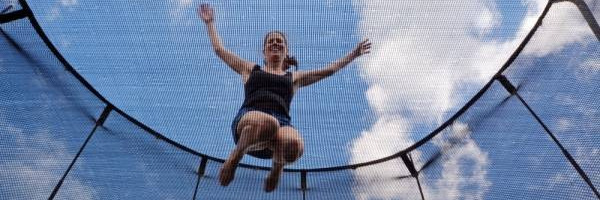 Exercices de fitness amusants pour adulte sur un grand trampoline